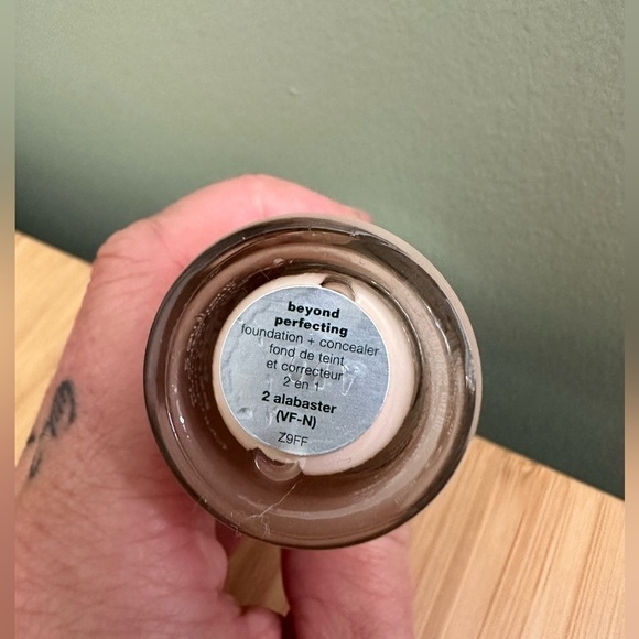 Clinique Beyond Perfecting  Foundation + Concealer in Alabaster - Picture 2 of 6